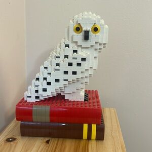 Rare- Target exclusive giveaway Harry Potter Hedwig Lego on book